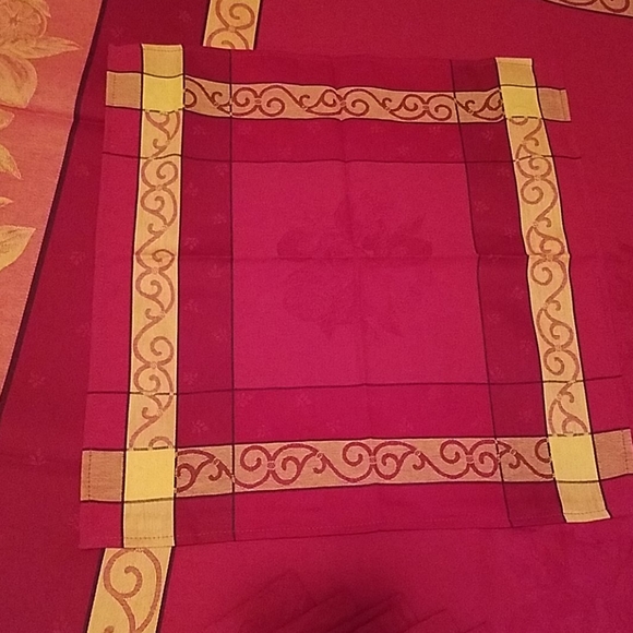 Tuscan tablecloth and napkins NWOT - Picture 2 of 3